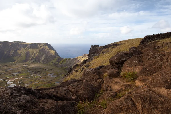 Dramatik yanardağ krateri yakınlarında orongo Köyü, Paskalya Adası — Stok fotoğraf