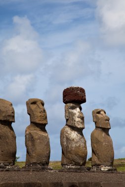 Paskalya Adası heykelleri mavi gökyüzü altında