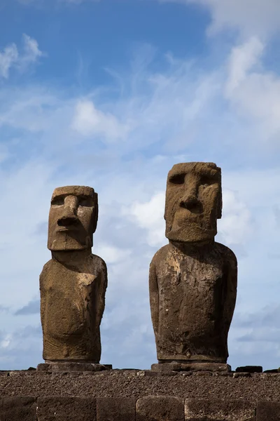 Estátuas da Ilha de Páscoa sob o céu azul — Fotografia de Stock