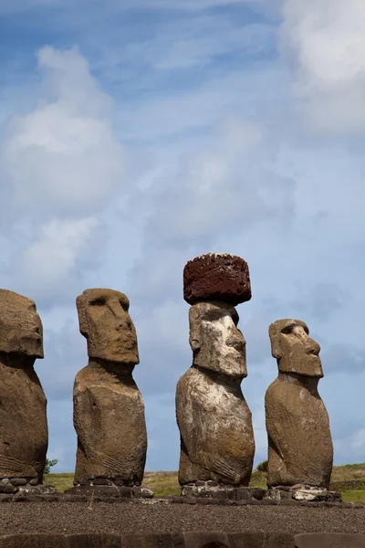 Estatuas de Isla de Pascua bajo el cielo azul — Foto de Stock