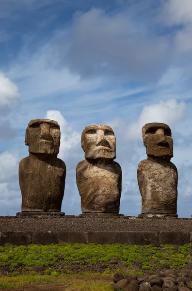 Estátuas da Ilha de Páscoa sob o céu azul — Fotografia de Stock