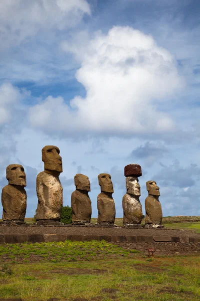 Estatuas de Isla de Pascua bajo el cielo azul — Foto de Stock