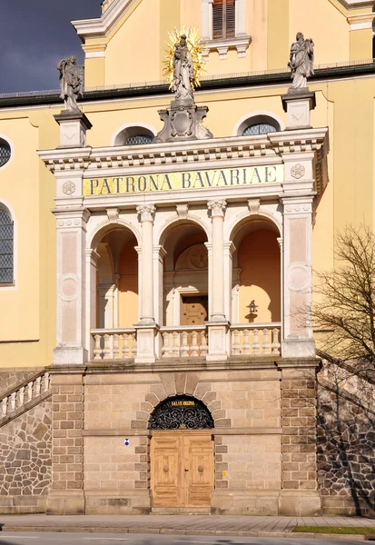 Portal av kyrkan maria himmelfahrt i deggendorf, Bayern — Stockfoto
