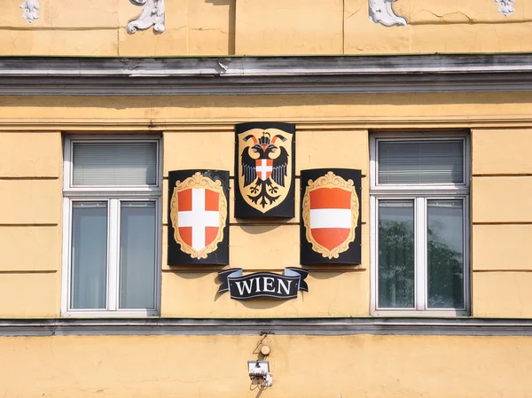 ウィーン、オーストリアのウィーンのファサードでの旗および紋章 — ストック写真