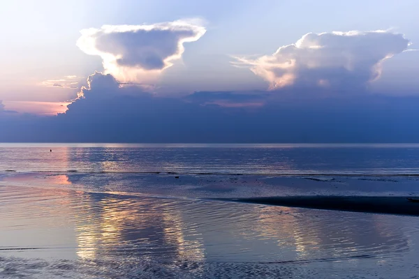 Günbatımı ve Baltık Denizi üzerinde — Stok fotoğraf