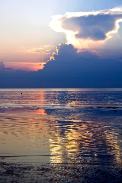 Pôr do sol acima do mar Báltico — Fotografia de Stock