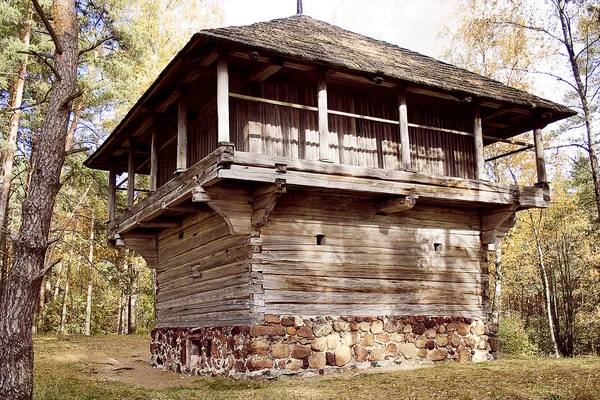 Стара деревина фермерському будинку — стокове фото