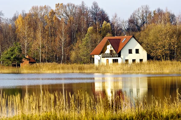 Casa a riva fores lago — Foto Stock