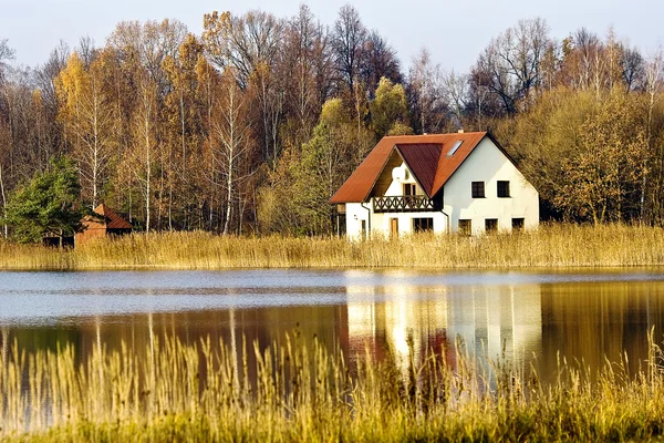 Stock image House ashore fores lake