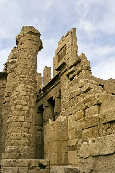 Parede e colunas em Karnak, Luxor — Fotografia de Stock