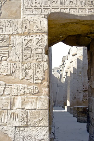 Kolonner med hieroglyffer i Karnak - Stock-foto