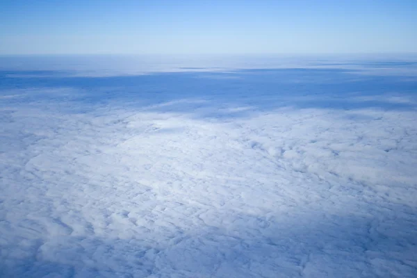 Céu azul e nuvens inchadas — Fotografia de Stock