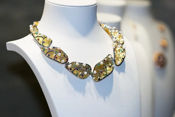 Halsband av guld med juveler — Stockfoto