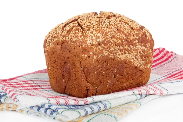 Pane di segale al forno con semi di lino sullo sfondo bianco isolato — Foto Stock