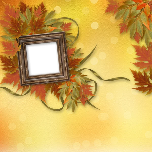 Яскраве осіннє листя на абстрактному фоні з дерев'яною рамкою — стокове фото