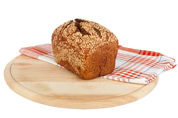 Pan de centeno al horno con semillas de lino sobre el fondo blanco aislado —  Fotos de Stock