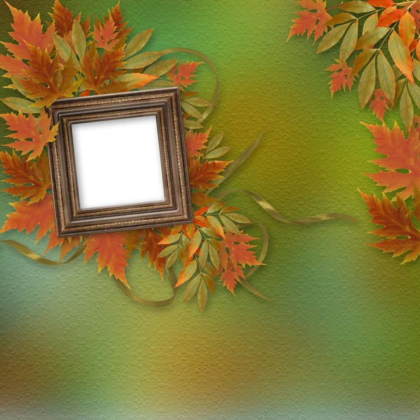 Hojas de otoño brillantes en el fondo abstracto con fram de madera — Foto de Stock