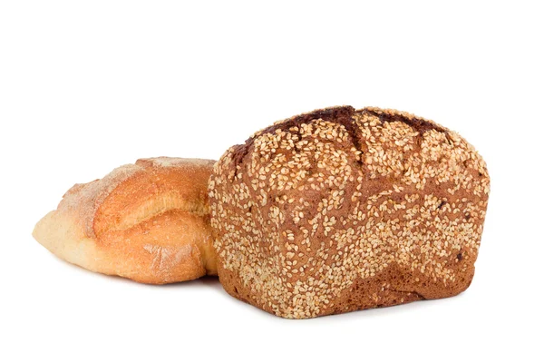 Pane di segale al forno con semi di lino sullo sfondo bianco isolato — Foto Stock
