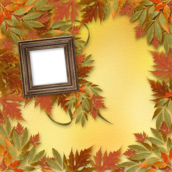 Světlé podzimní listí na pozadí abstraktní s dřevěnými fram — Stock fotografie
