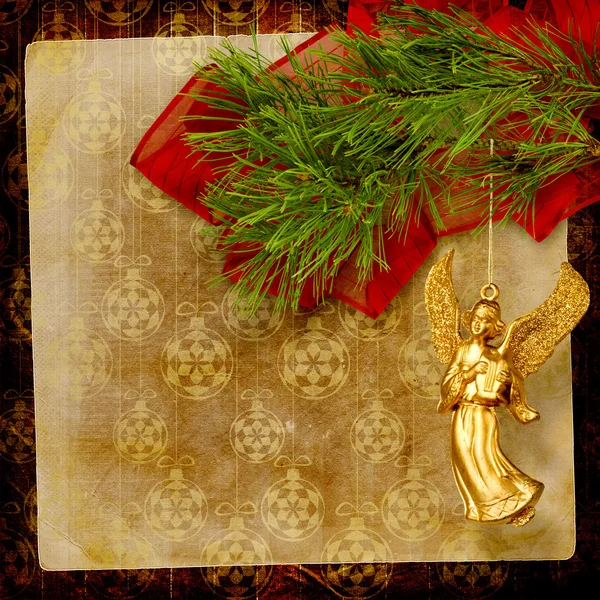 Anioł Boże Narodzenie wiszące na gałęzi sosny. — Zdjęcie stockowe