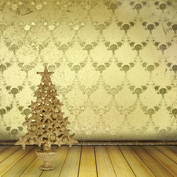 Christmas golden spruce in the old room, decorated with wallpape — Stock Photo, Image