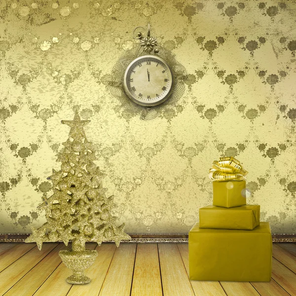 Рождественская елка в старой комнате с часами — стоковое фото