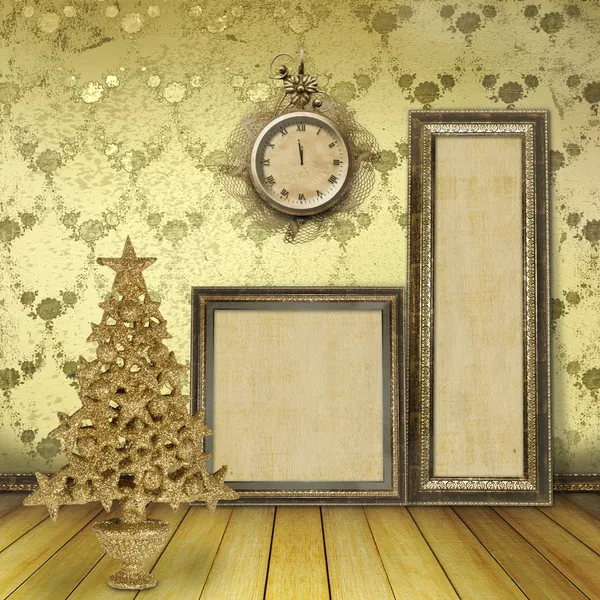 Árbol de Navidad en la habitación vieja, con marcos de madera para pinturas —  Fotos de Stock