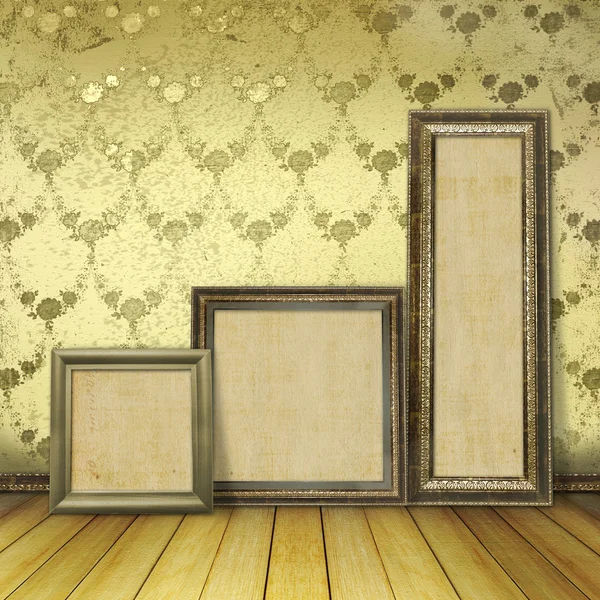 Dřevěné rámy v staré místnosti s pozůstatky bývalé luxusní — Stock fotografie