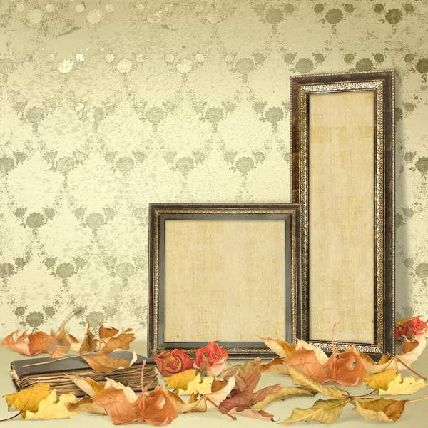 Spadané listí na podlaze a dřevěné rámy — Stock fotografie