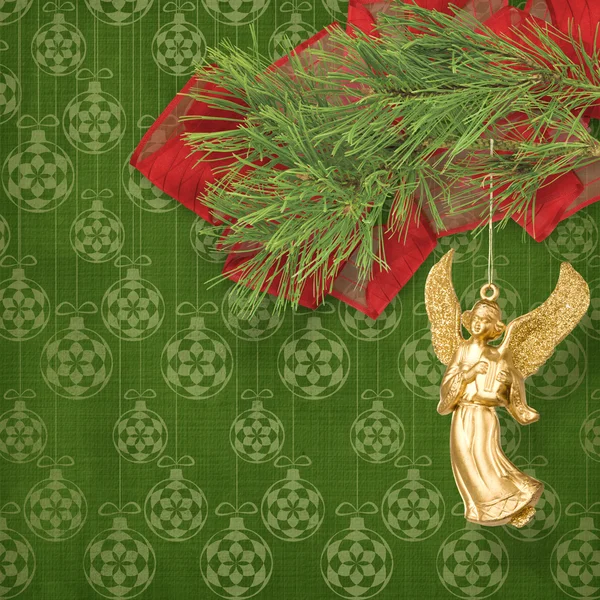 Άγγελος Χριστούγεννα που κρέμεται από το κλαδί πεύκου. — Φωτογραφία Αρχείου