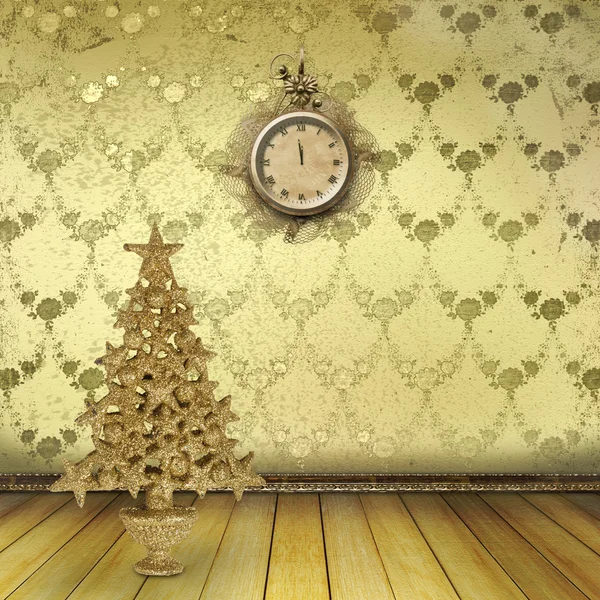 Árbol de Navidad en la vieja habitación con relojes —  Fotos de Stock