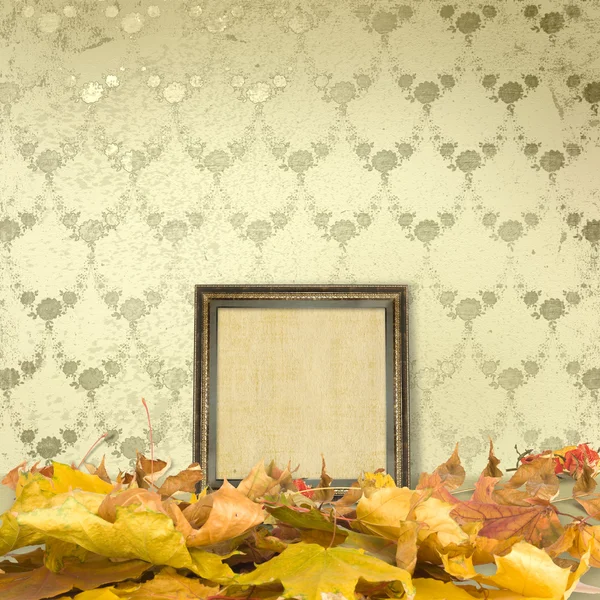 As folhas caídas no chão e molduras de madeira — Fotografia de Stock