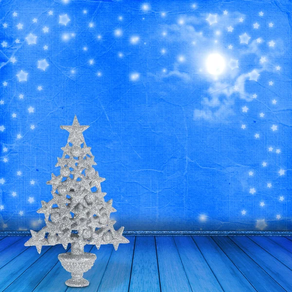 Christmas golden spruce in the old room, decorated with wallpape — Stock Photo, Image