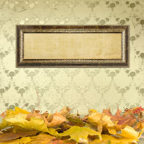 The fallen leaves on the floor and wooden picture frames — Stock Photo, Image