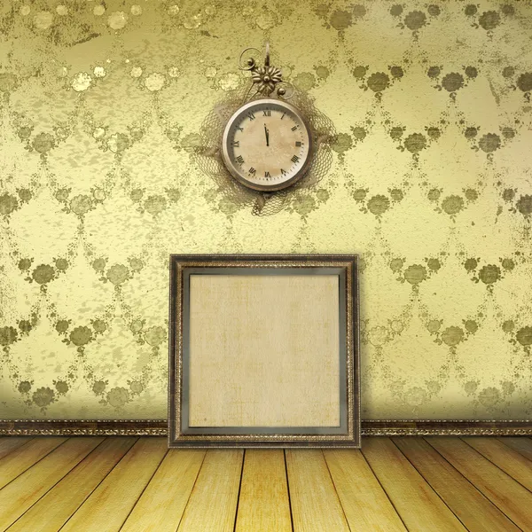 Starožitný hodinový ciferník s krajkou na zdi v pokoji — Stock fotografie