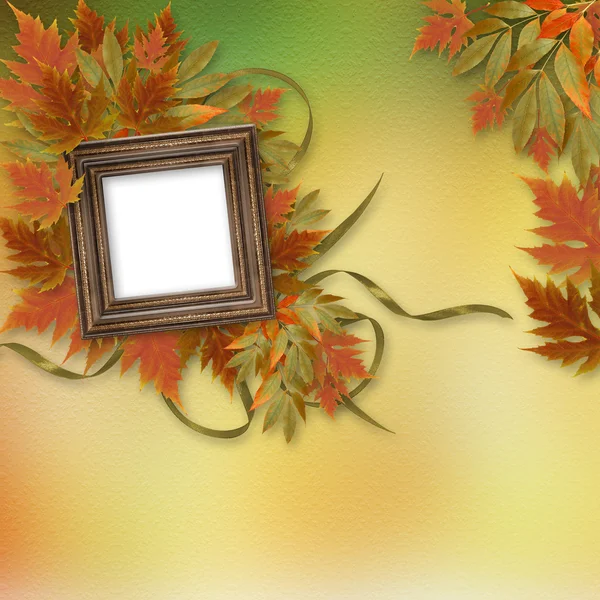 Hojas de otoño brillantes en el fondo abstracto con fram de madera —  Fotos de Stock
