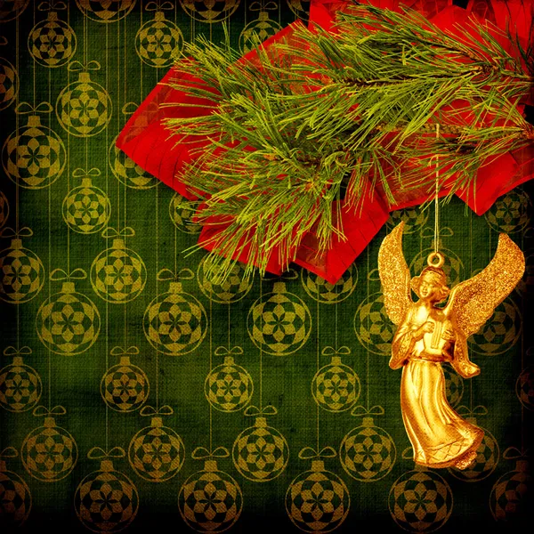 Ange Noël suspendu sur la branche de pin . — Photo