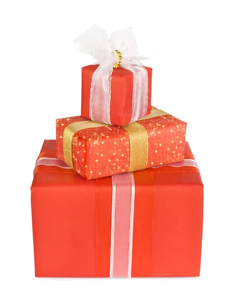 Confezioni regalo vacanza decorate con fiocchi e nastri isolati su w — Foto Stock