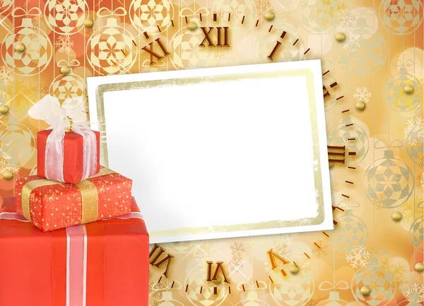 Cajas de regalo navideñas decoradas con lazos y cintas en el brillante — Foto de Stock
