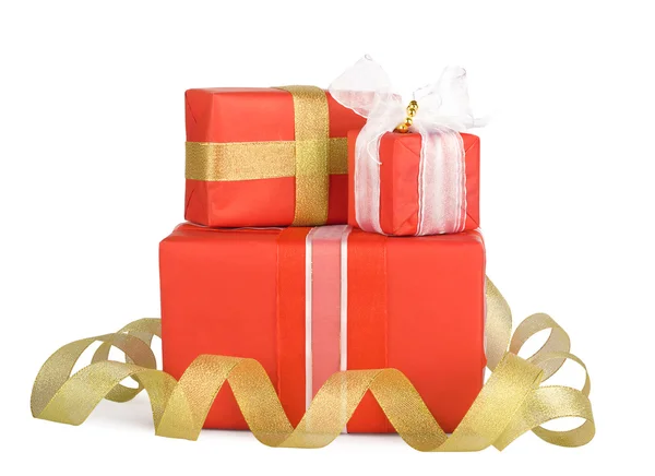 Cajas de regalo navideñas decoradas con lazos y cintas aisladas en w — Foto de Stock