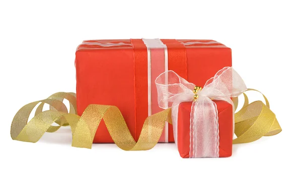 Праздничные подарочные коробки украшены луки и ленты изолированы на w — стоковое фото