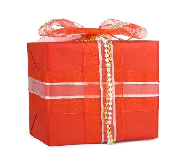 Cajas de regalo navideñas decoradas con lazos y cintas aisladas en w —  Fotos de Stock