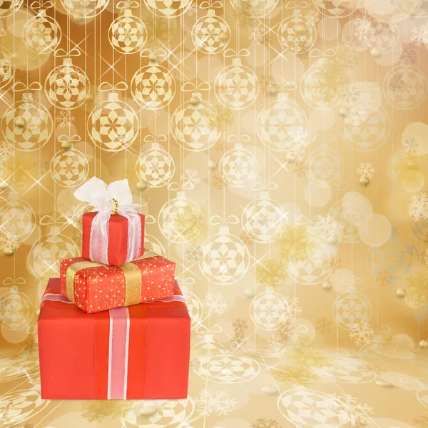 Cajas de regalo navideñas decoradas con lazos y cintas en el brillante — Foto de Stock