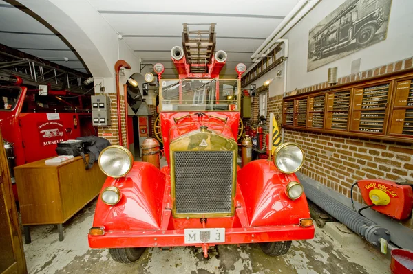 오래 된 불 엔진 차량 — 스톡 사진