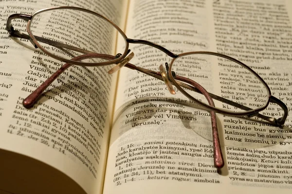 Occhiali e libro — Foto Stock
