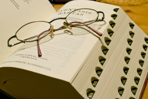 Gözlük ve kitap — Stok fotoğraf
