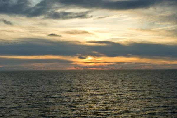 Pôr do sol sobre o mar Báltico — Fotografia de Stock