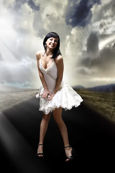 Piękna kobieta portret noszenie białej sukni — Zdjęcie stockowe