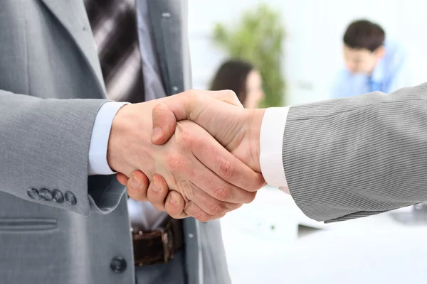 Handshake obchodních partnerů po odmrštění dohodu — Stock fotografie