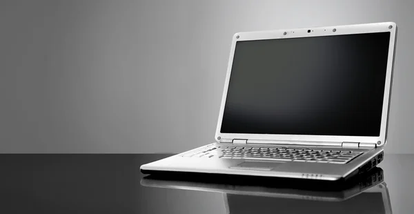 Современный ноутбук изолирован на черном фоне — стоковое фото